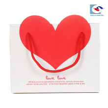 пользовательские белый бумажный мешок подарка с красным сердцем в собственный логотип